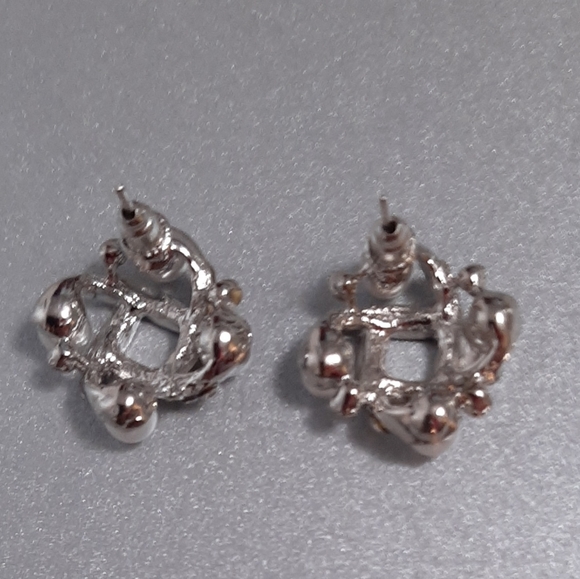 D’ Bello Accessories NWT Faux Pearl And CZ Cluster Silver Tone Pierced Earrings - Picture 3 of 4